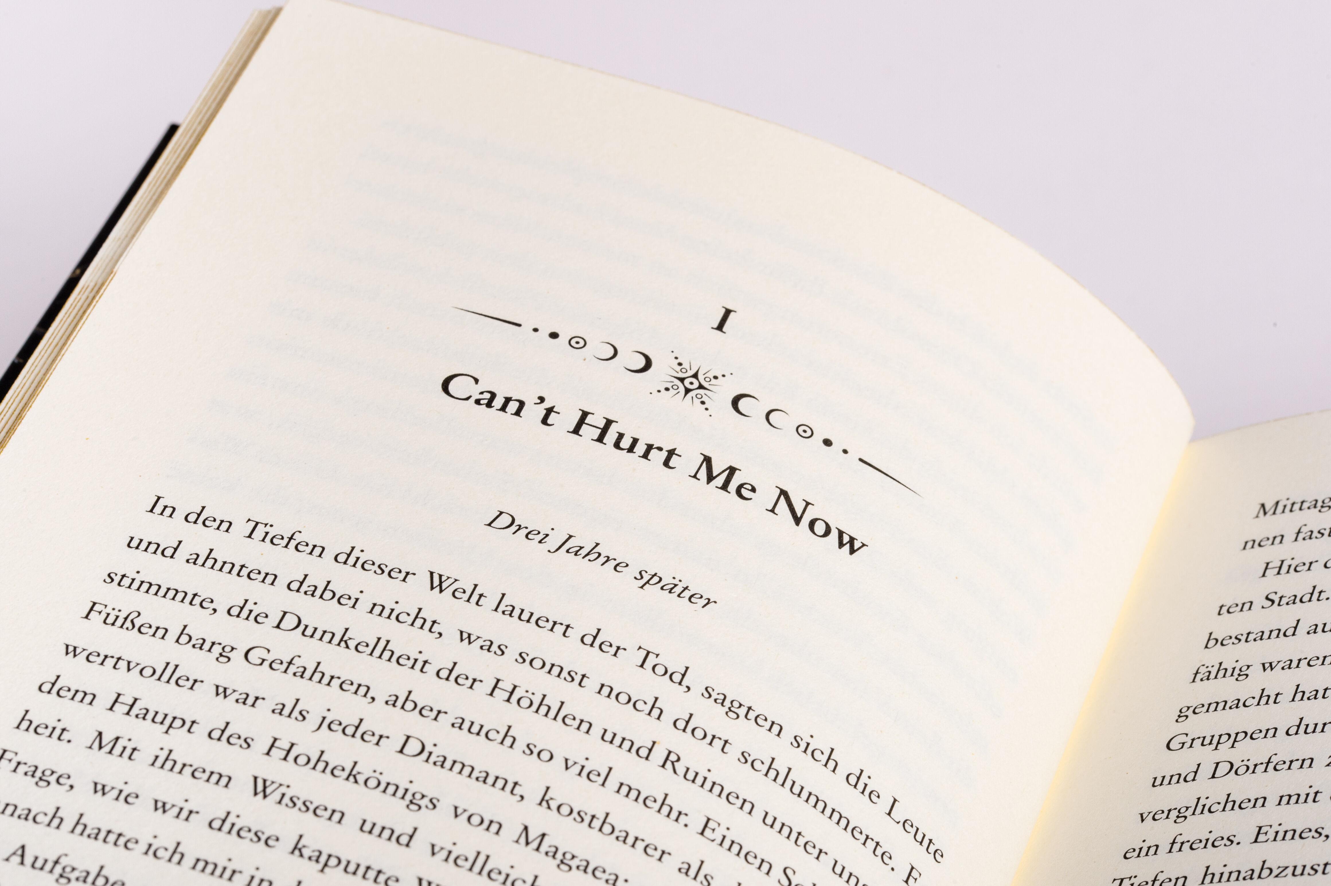 Beispielinhalt (Bild) A Curse so Divine - Die Nacht, die uns verschlingt