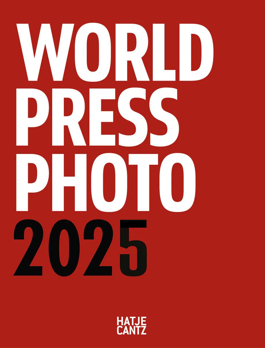 Vorderes Coverbild World Press Photo Yearbook 2025, deutschsprachige Ausgabe
