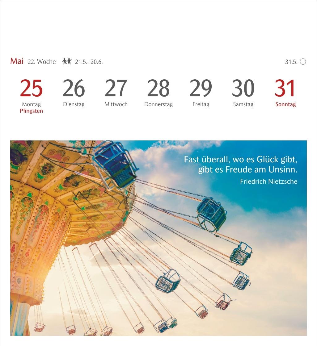 Beispielinhalt (Bild) Momente des Glücks Postkartenkalender 2026 - Wochenkalender mit Zitaten, mit 53 Postkarten