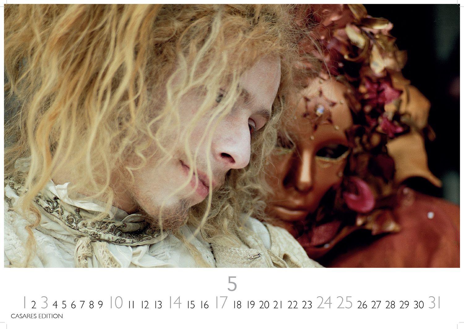 Beispielinhalt (Bild) Venedig Karneval Kalender 2026 - Wandkalender | Fotokalender Italien 50x35 cm -. mit Karneval-Fotos, fantasievollen Masken und Kostümen