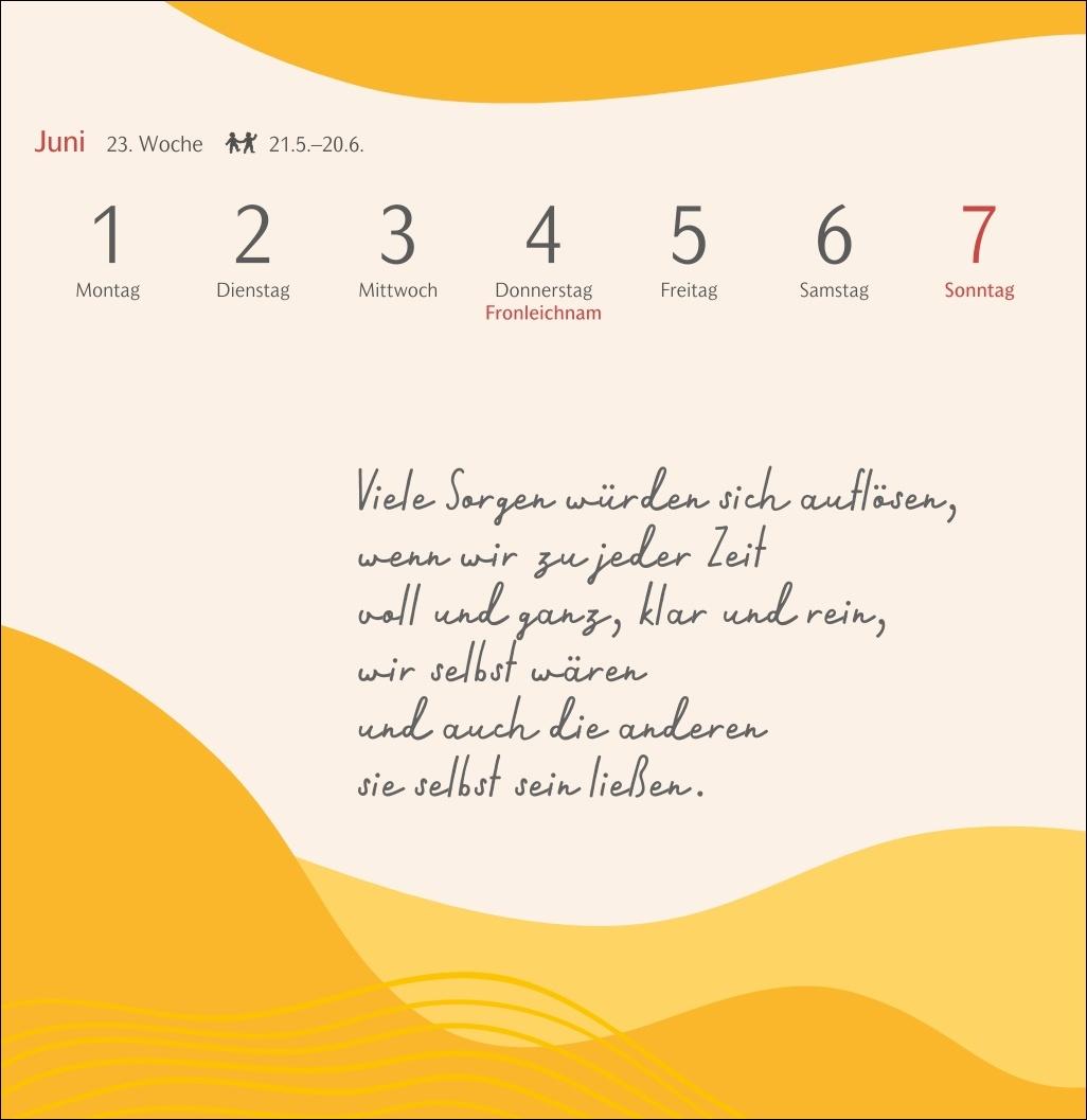 Beispielinhalt (Bild) Clara Louise: Die Sonne in Orange getaucht Premium-Postkartenkalender 2026 - 53 Postkarten mit poetischen Gedanken