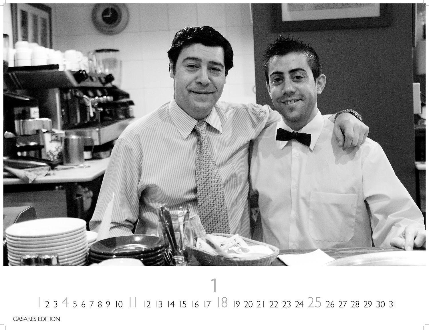 Beispielinhalt (Bild) Tapas y Vino Kalender 2026 - Wandkalender | Fotokalender Spanien 35x50cm - Fotokunstkalender schwarz-weiss mit Motiven aus Spanischen Bars