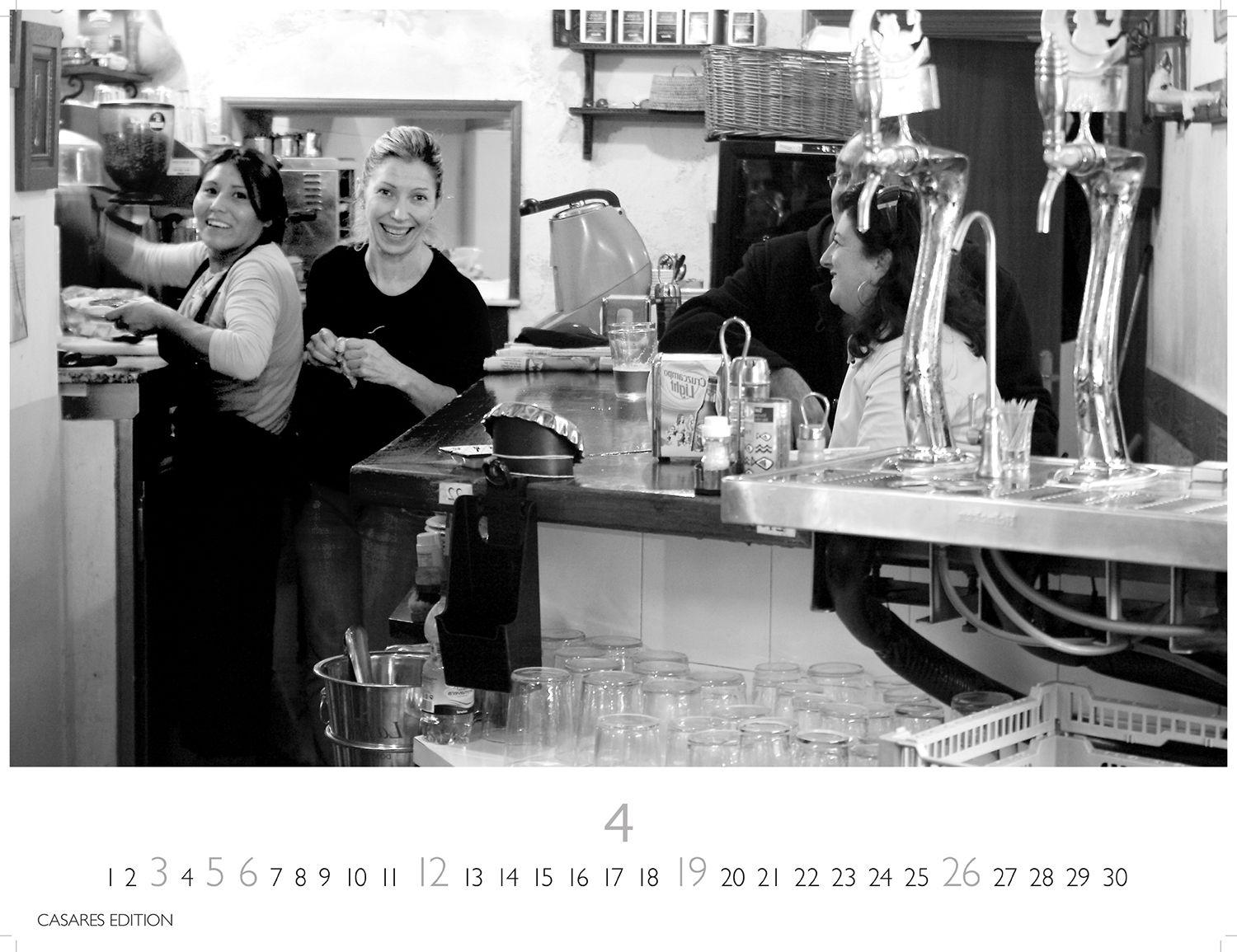 Beispielinhalt (Bild) Tapas y Vino Kalender 2026 - Wandkalender | Fotokalender Spanien 35x50cm - Fotokunstkalender schwarz-weiss mit Motiven aus Spanischen Bars