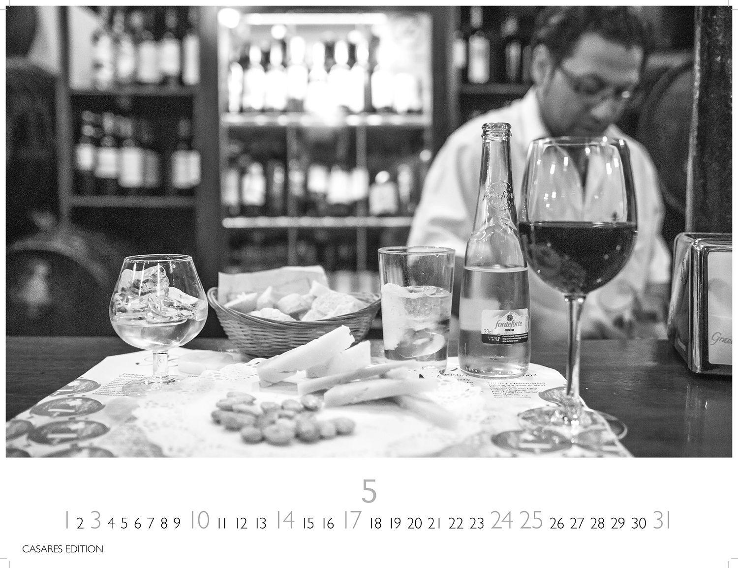 Beispielinhalt (Bild) Tapas y Vino Kalender 2026 - Wandkalender | Fotokalender Spanien 35x50cm - Fotokunstkalender schwarz-weiss mit Motiven aus Spanischen Bars