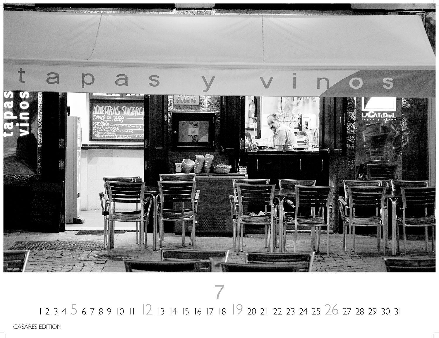 Beispielinhalt (Bild) Tapas y Vino Kalender 2026 - Wandkalender | Fotokalender Spanien 35x50cm - Fotokunstkalender schwarz-weiss mit Motiven aus Spanischen Bars
