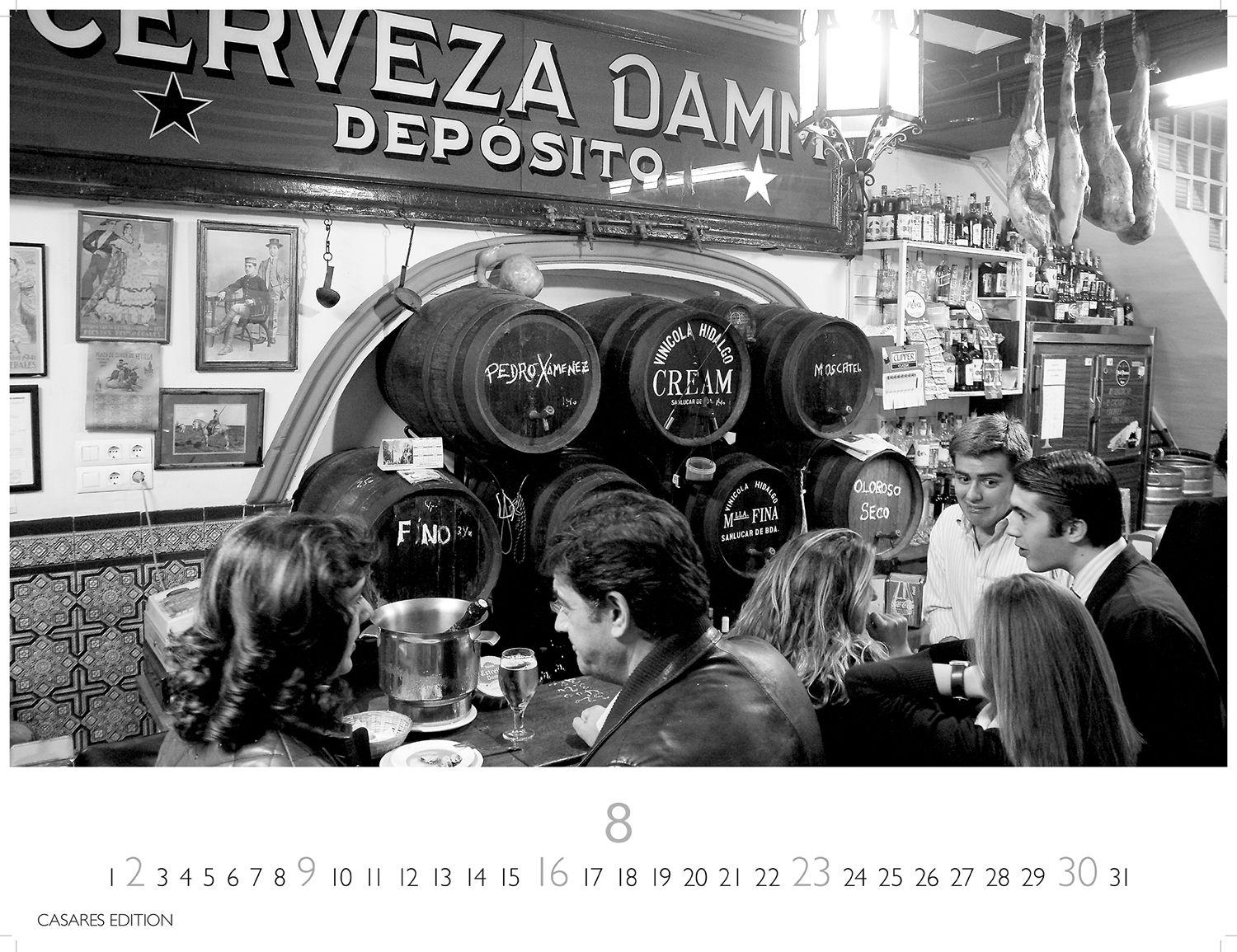 Beispielinhalt (Bild) Tapas y Vino Kalender 2026 - Wandkalender | Fotokalender Spanien 35x50cm - Fotokunstkalender schwarz-weiss mit Motiven aus Spanischen Bars