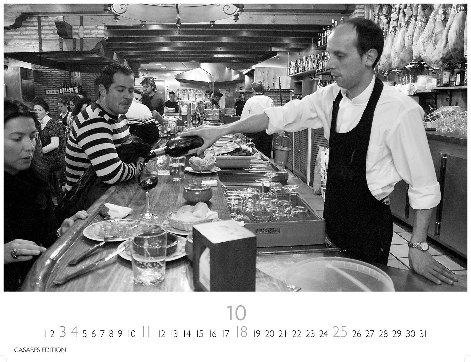 Beispielinhalt (Bild) Tapas y Vino Kalender 2026 - Wandkalender | Fotokalender Spanien 35x50cm - Fotokunstkalender schwarz-weiss mit Motiven aus Spanischen Bars