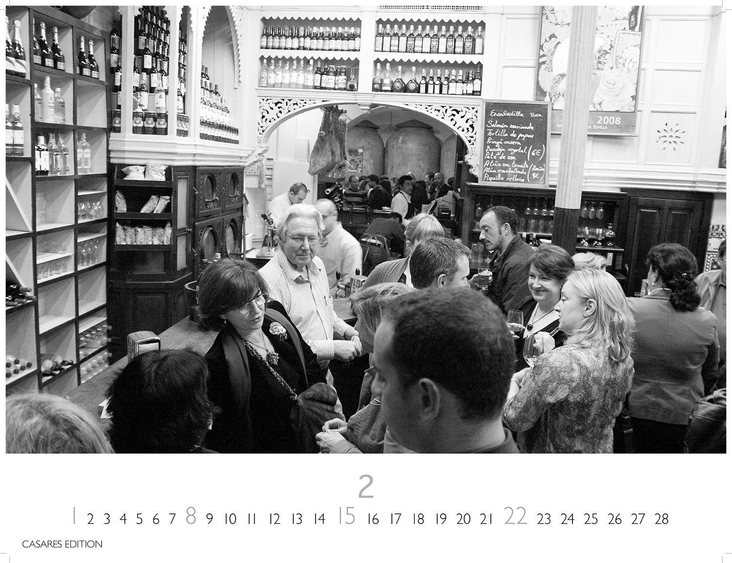 Beispielinhalt (Bild) Tapas y Vino Kalender 2026 - Wandkalender | Fotokalender Spanien 35x50cm - Fotokunstkalender schwarz-weiss mit Motiven aus Spanischen Bars