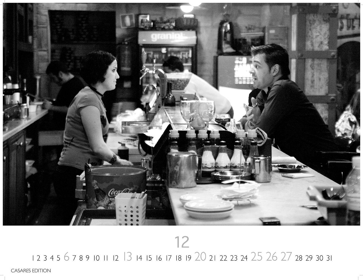 Beispielinhalt (Bild) Tapas y Vino Kalender 2026 - Wandkalender | Fotokalender Spanien 35x50cm - Fotokunstkalender schwarz-weiss mit Motiven aus Spanischen Bars