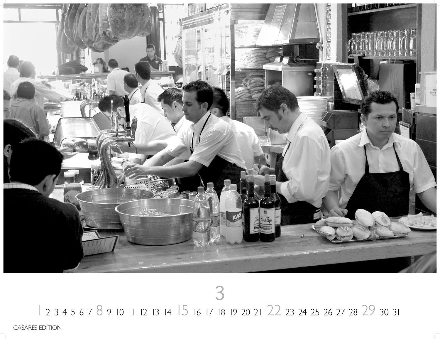 Beispielinhalt (Bild) Tapas y Vino Kalender 2026 - Wandkalender | Fotokalender Spanien 42x55 cm- Fotokunstkalender schwarz-weiss mit Motiven aus Spanischen Bars.