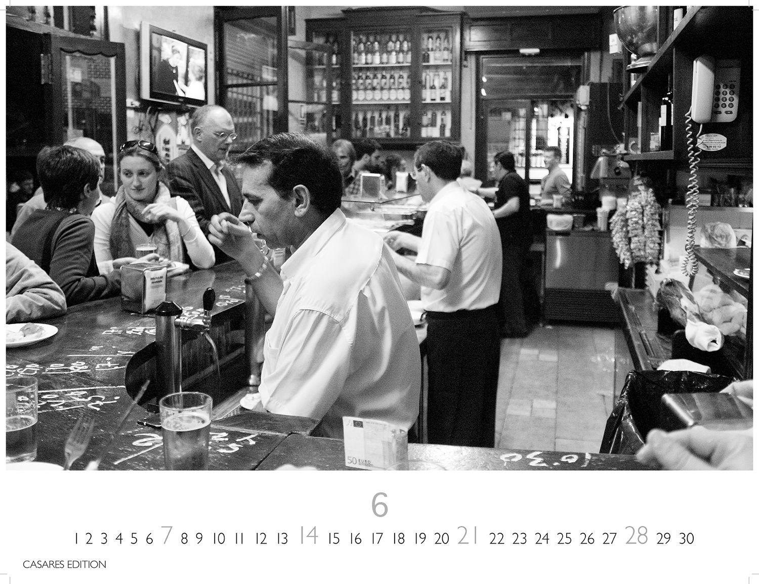 Beispielinhalt (Bild) Tapas y Vino Kalender 2026 - Wandkalender | Fotokalender Spanien 42x55 cm- Fotokunstkalender schwarz-weiss mit Motiven aus Spanischen Bars.