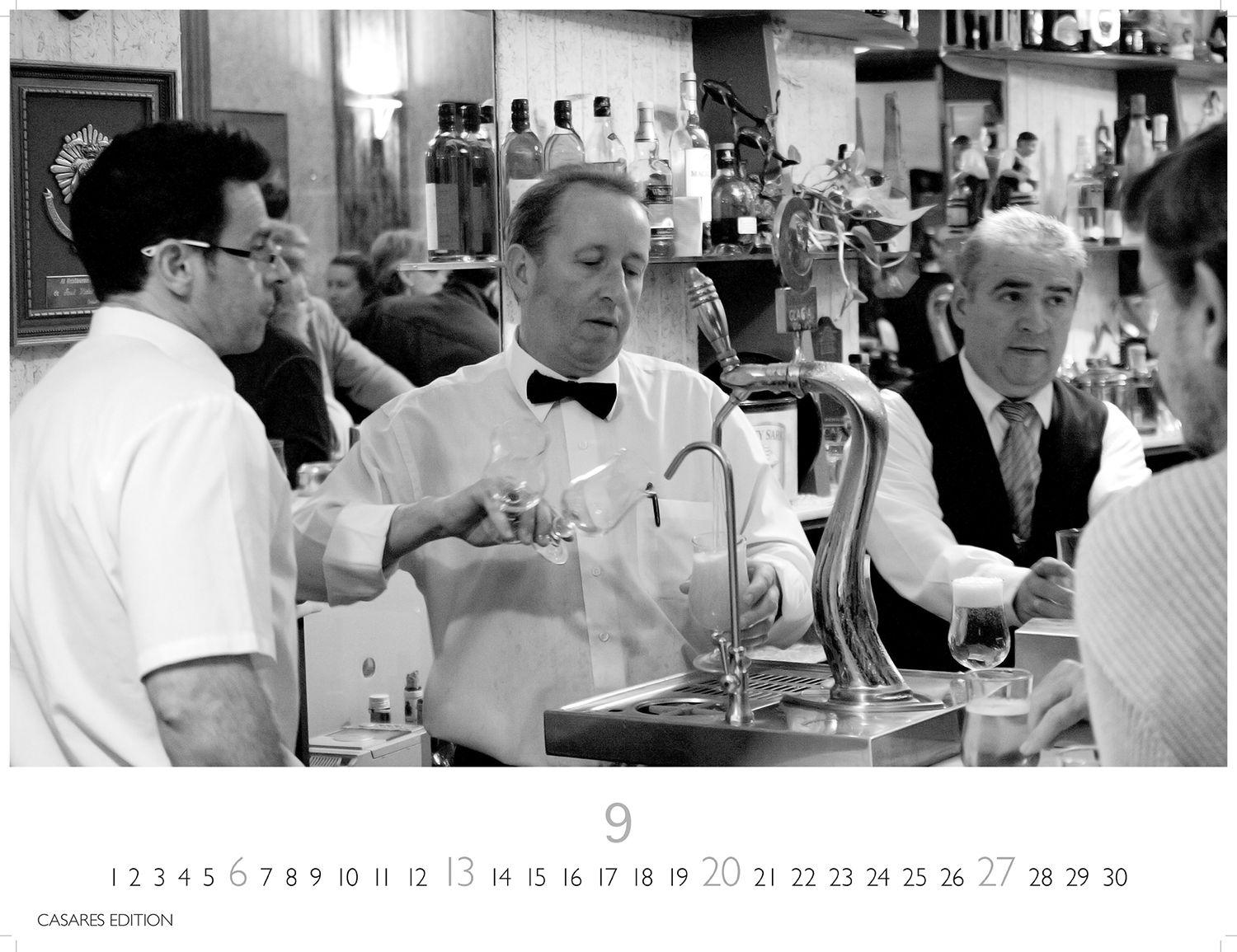 Beispielinhalt (Bild) Tapas y Vino Kalender 2026 - Wandkalender | Fotokalender Spanien 42x55 cm- Fotokunstkalender schwarz-weiss mit Motiven aus Spanischen Bars.