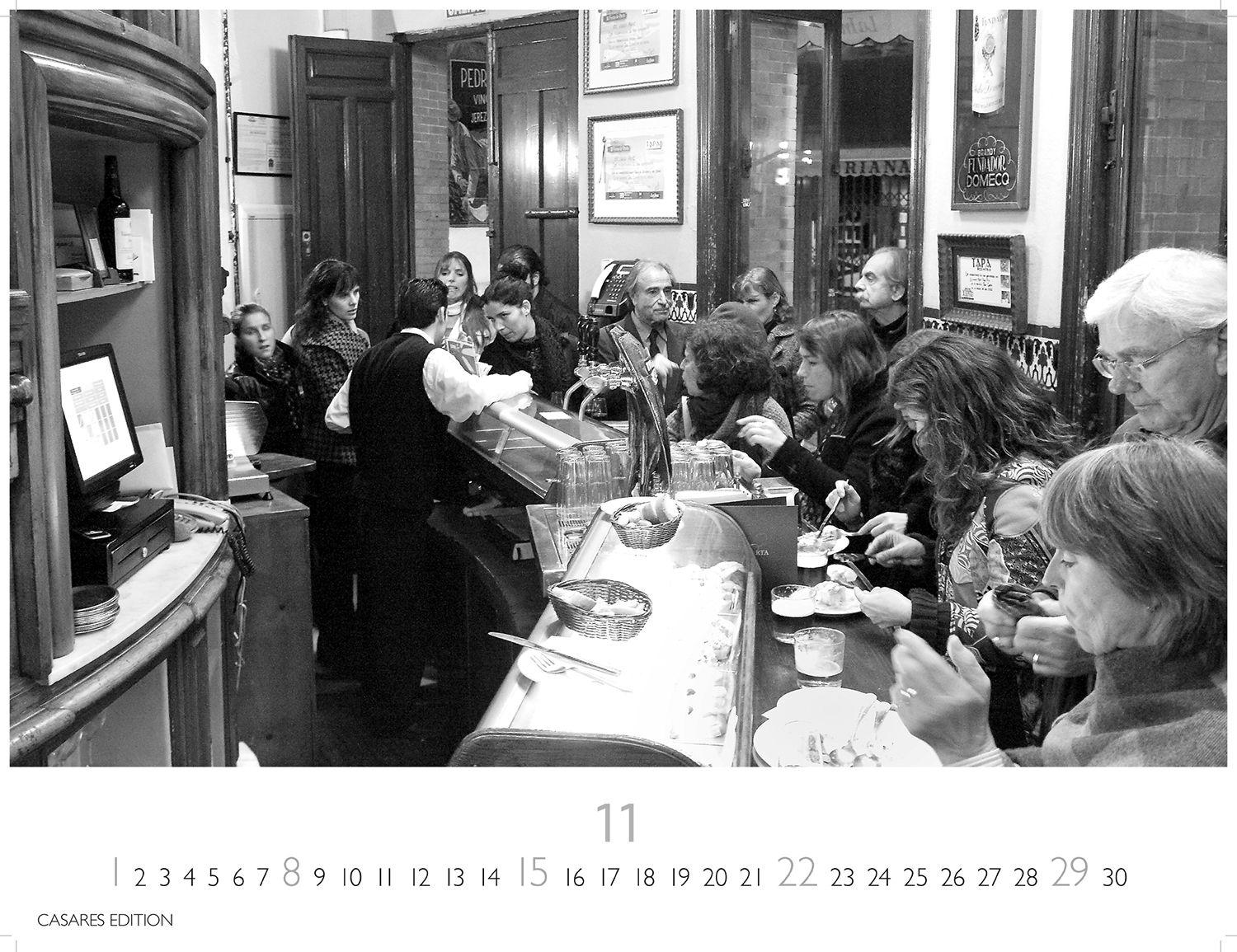 Beispielinhalt (Bild) Tapas y Vino Kalender 2026 - Wandkalender | Fotokalender Spanien 42x55 cm- Fotokunstkalender schwarz-weiss mit Motiven aus Spanischen Bars.