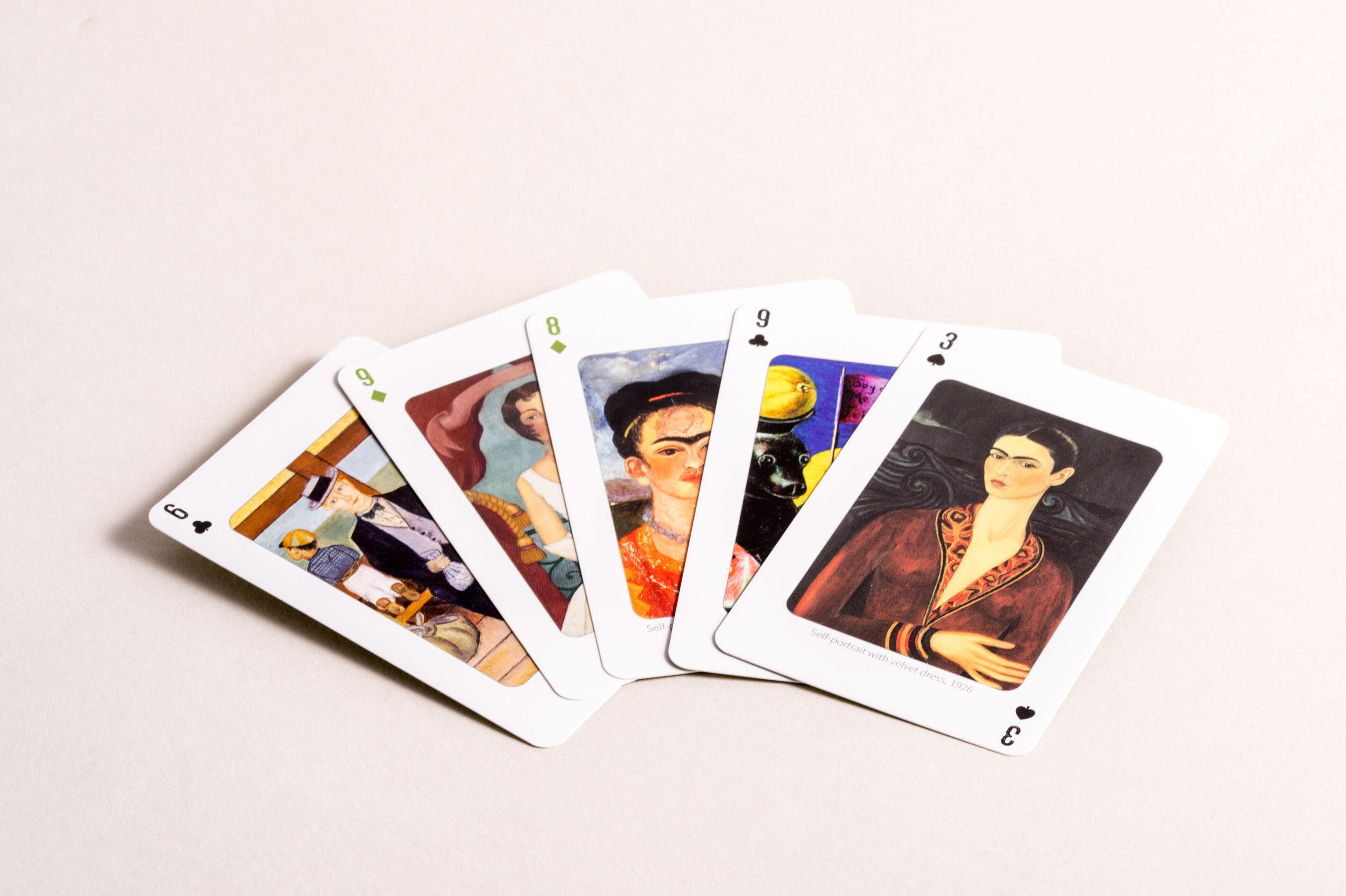 Beispielinhalt (Bild) Kartenspiel Kahlo. 54 Spielkarten mit 53 Kahlo-Motiven