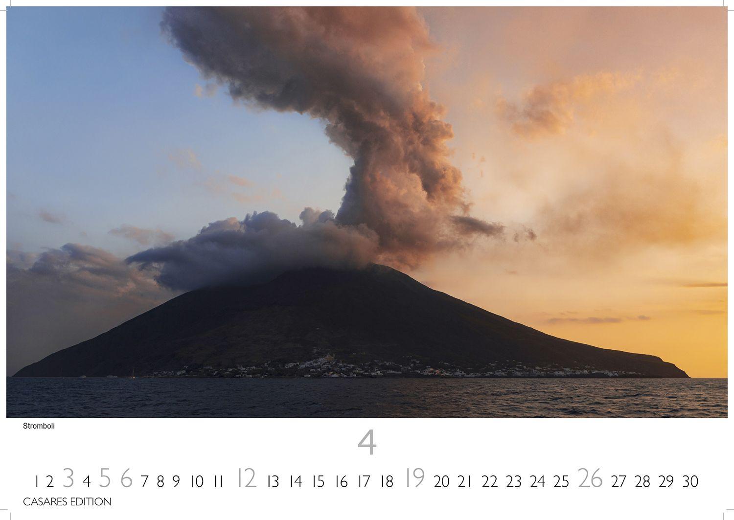 Beispielinhalt (Bild) Vulkane Kalender 2026 - Wandkalender | Fotokalender Naturkalender 35x50cm Grosses Format | . mit atemberaubenden Vulkan- und Naturfotografien | Perfekt für Vulkanliebhaber & Naturschätze.