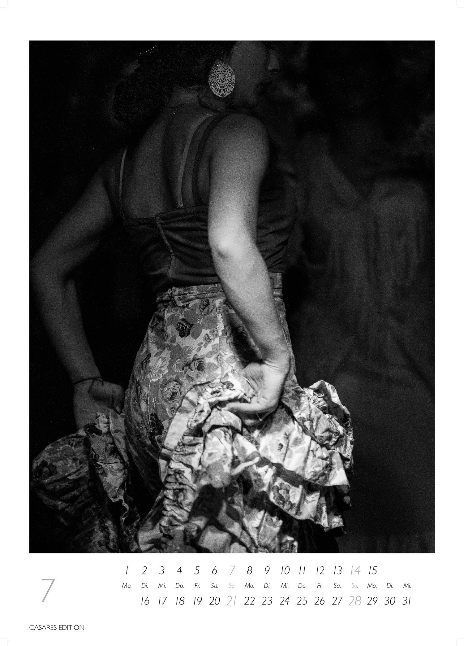 Beispielinhalt (Bild) Flamenco schwarz-weiss Kalender 2026 - Wandkalender | Fotokalender | Tanzkalender| Spanien 42x59cm - . mit eindrucksvollen Flamenco-Fotos, Tanz & Musik - Perfekt für Fans spanischer Kultur & Andalusien.