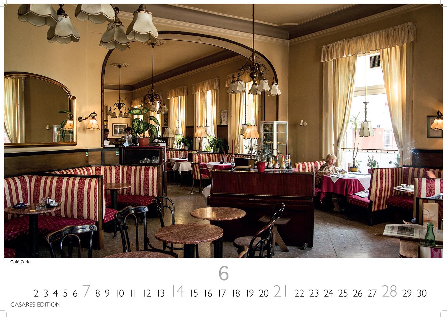 Beispielinhalt (Bild) Wiener Caféhaus Kultur Kalender 2026 - Wandkalender | Fotokalender Alpenländer 35x50cm Grosses Format | Historische & Kulturelle Kaffeehaus Motive | . & Geschenkidee