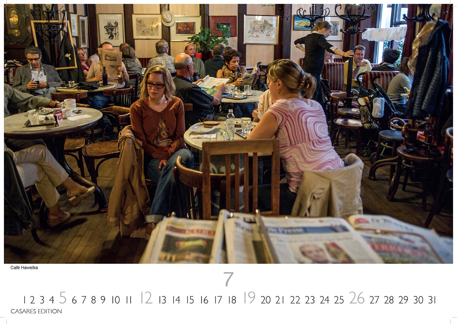 Beispielinhalt (Bild) Wiener Caféhaus Kultur Kalender 2026 - Wandkalender | Fotokalender Alpenländer 35x50cm Grosses Format | Historische & Kulturelle Kaffeehaus Motive | . & Geschenkidee