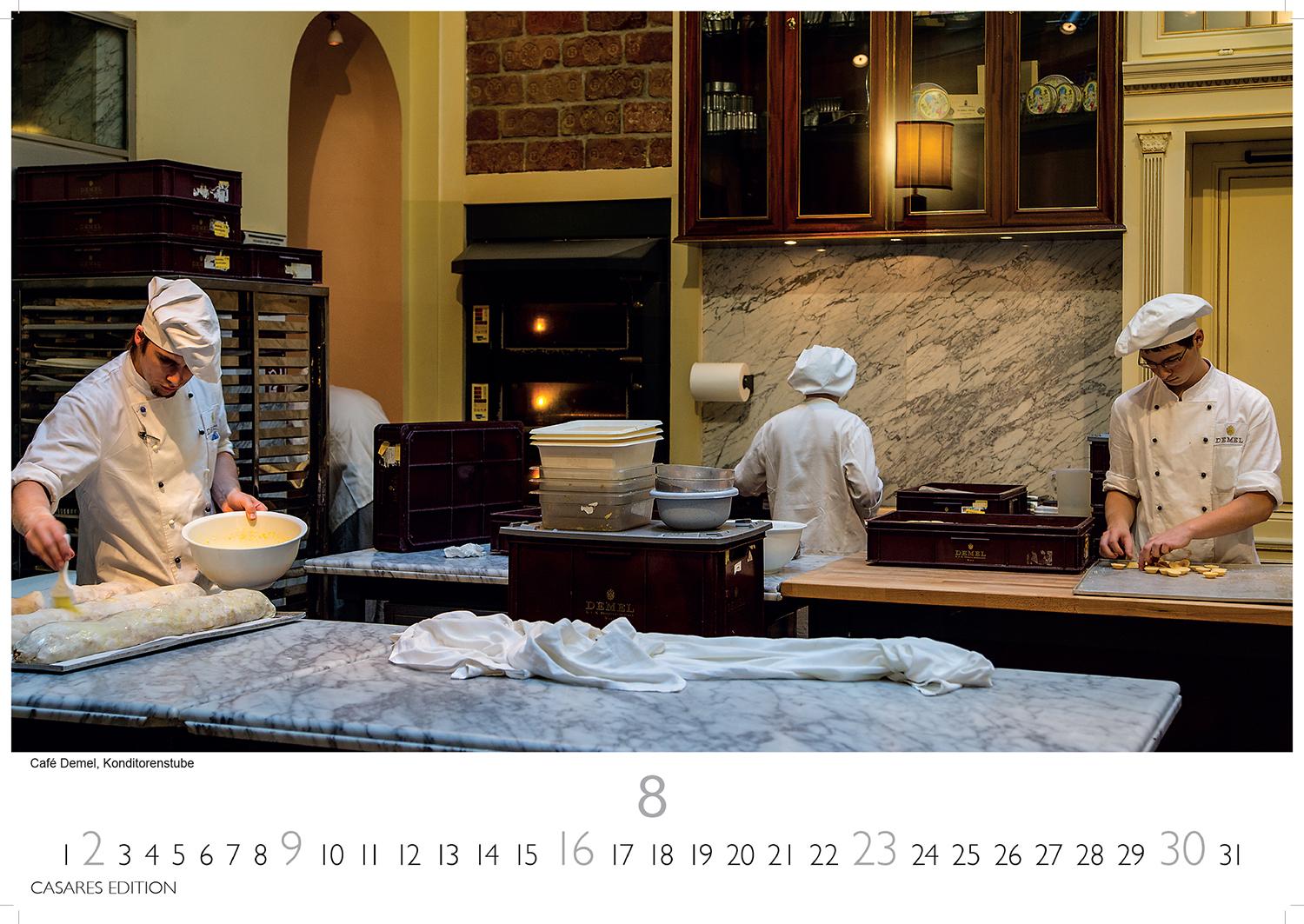Beispielinhalt (Bild) Wiener Caféhaus Kultur Kalender 2026 - Wandkalender | Fotokalender Alpenländer 35x50cm Grosses Format | Historische & Kulturelle Kaffeehaus Motive | . & Geschenkidee