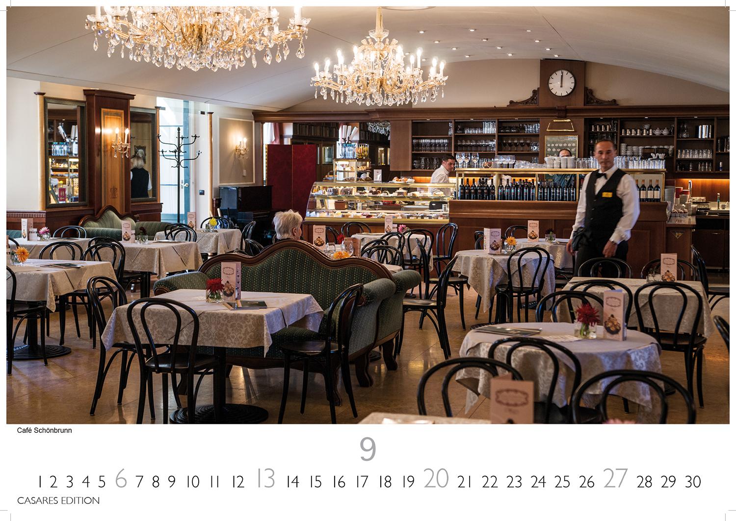 Beispielinhalt (Bild) Wiener Caféhaus Kultur Kalender 2026 - Wandkalender | Fotokalender Alpenländer 35x50cm Grosses Format | Historische & Kulturelle Kaffeehaus Motive | . & Geschenkidee