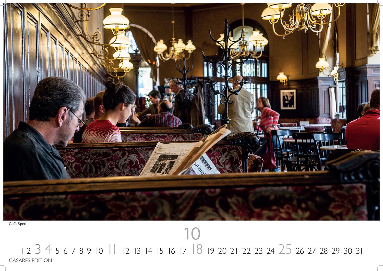 Beispielinhalt (Bild) Wiener Caféhaus Kultur Kalender 2026 - Wandkalender | Fotokalender Alpenländer 35x50cm Grosses Format | Historische & Kulturelle Kaffeehaus Motive | . & Geschenkidee