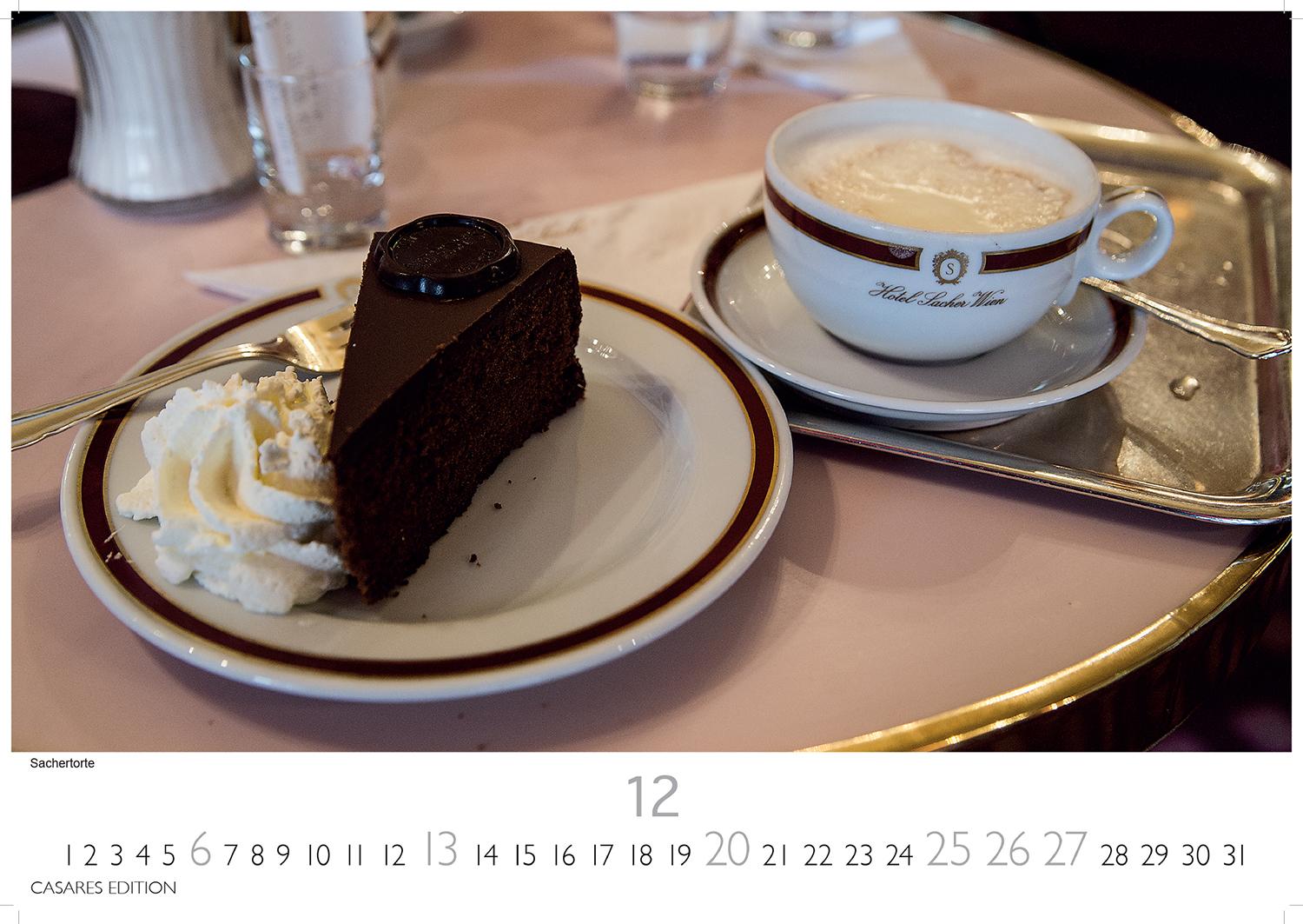 Beispielinhalt (Bild) Wiener Caféhaus Kultur Kalender 2026 - Wandkalender | Fotokalender Alpenländer 35x50cm Grosses Format | Historische & Kulturelle Kaffeehaus Motive | . & Geschenkidee