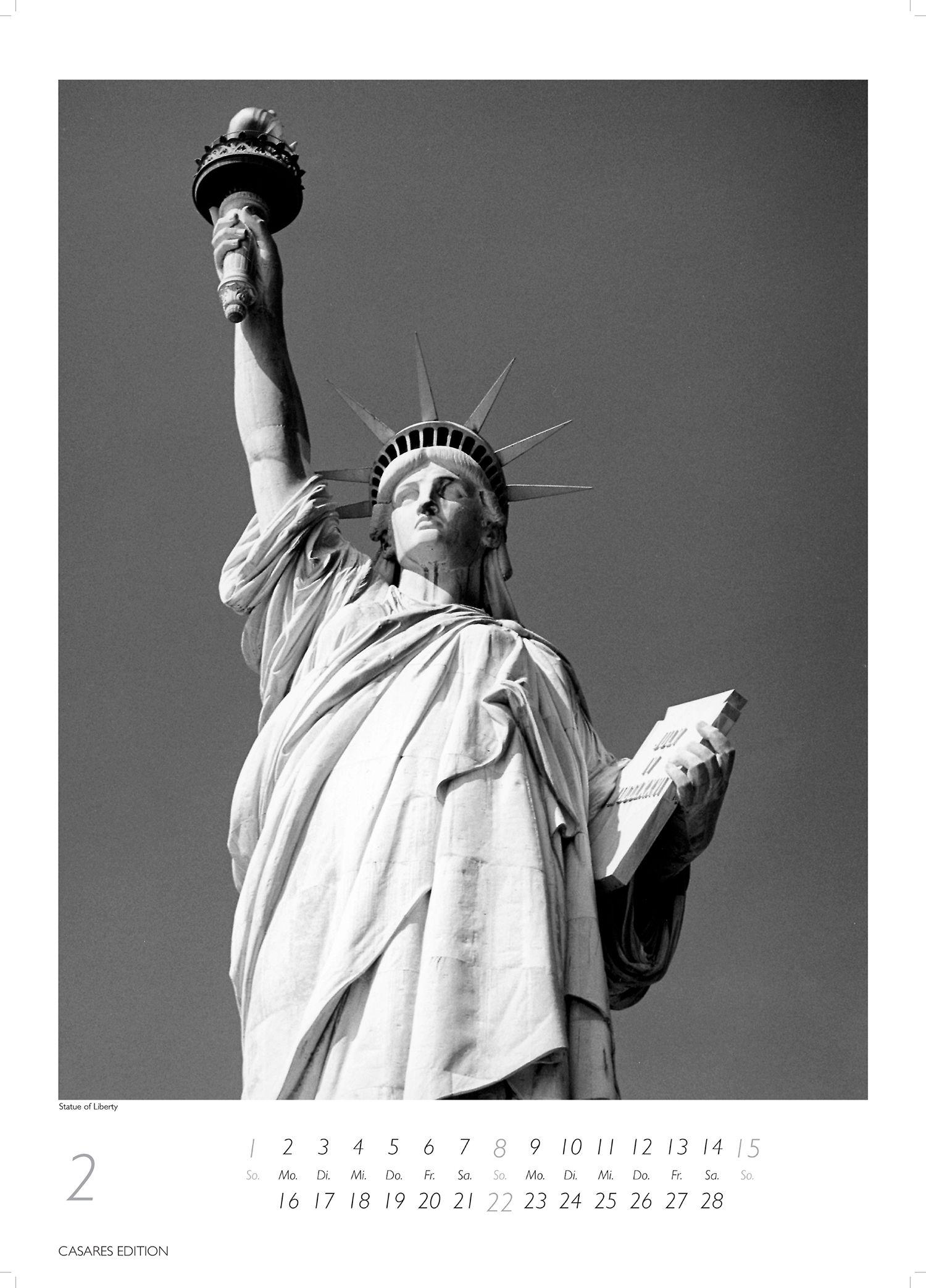 Beispielinhalt (Bild) New York schwarz-weiss Kalender 2026 - Wandkalender | Fotokalender Nordamerika S 29x21cm - Eleganter Schwarz-Weiß-Print mit beeindruckenden New York City Motiven