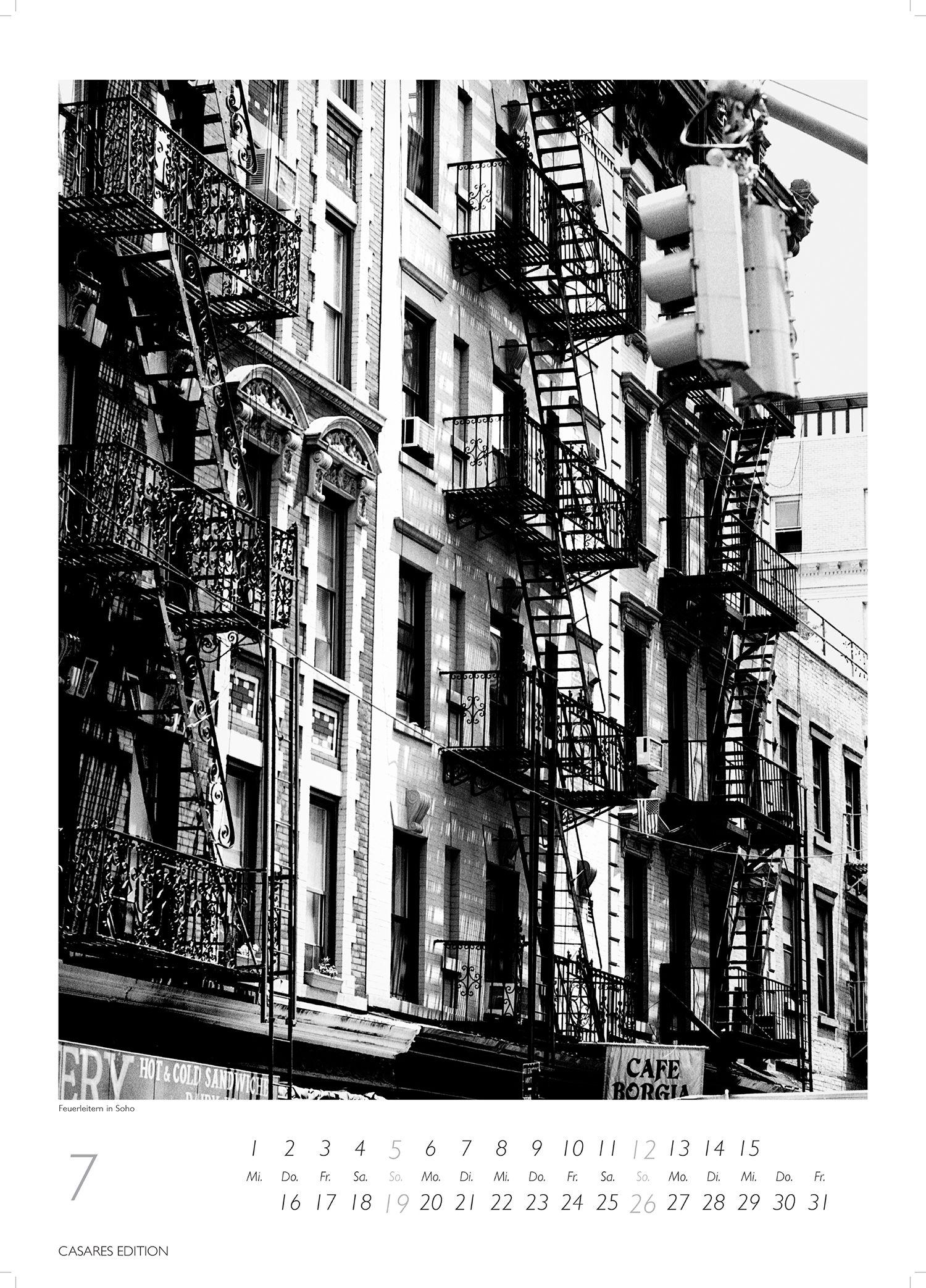 Beispielinhalt (Bild) New York schwarz-weiss Kalender 2026 - Wandkalender | Fotokalender Nordamerika 59x42cm Grosses Format - Eleganter Schwarz-Weiß-Print mit beeindruckenden New York City Motiven