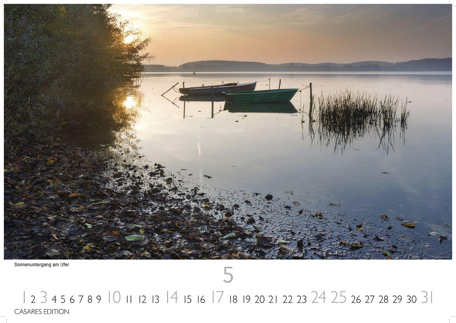 Beispielinhalt (Bild) Nordisches Licht Kalender 2026 - Wandkalender | Fotokalender Naturkalender 35x50cm - Hochwertiger . 2026 - mit 12 faszinierenden Fotografien von Landschaften im mildem nordischen Licht