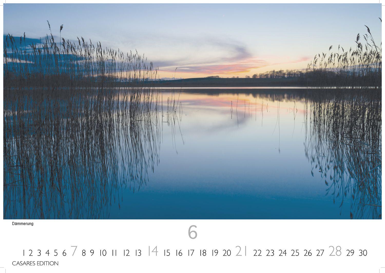 Beispielinhalt (Bild) Nordisches Licht Kalender 2026 - Wandkalender | Fotokalender Naturkalender 35x50cm - Hochwertiger . 2026 - mit 12 faszinierenden Fotografien von Landschaften im mildem nordischen Licht