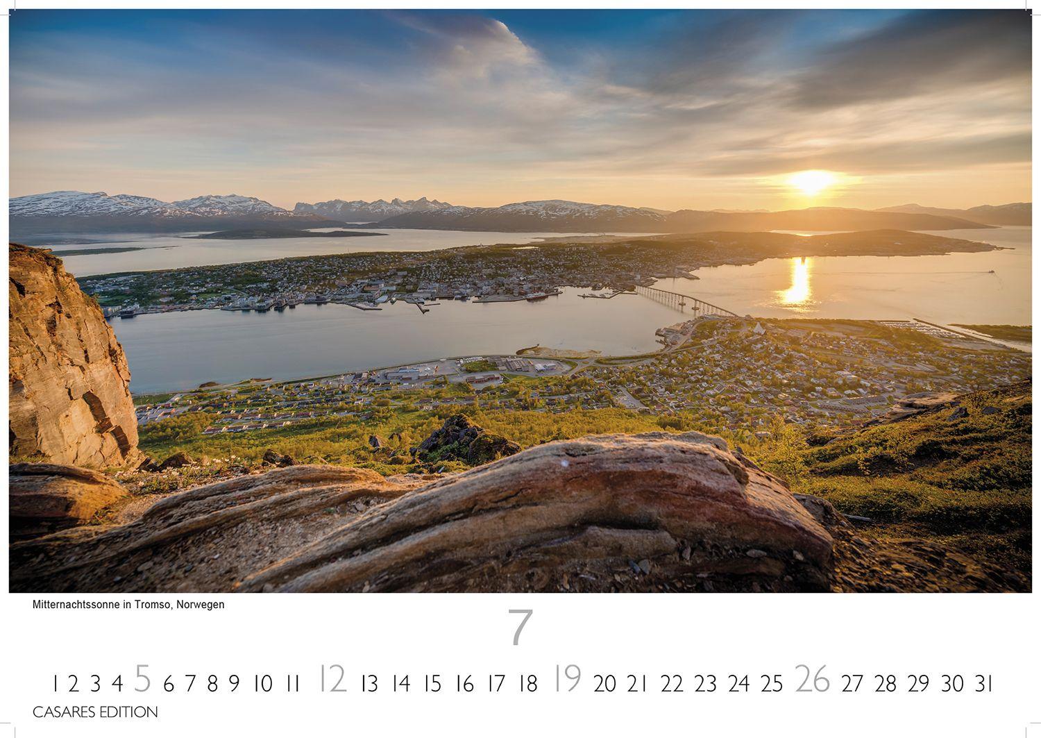 Beispielinhalt (Bild) Nordisches Licht Kalender 2026 - Wandkalender | Fotokalender Naturkalender 35x50cm - Hochwertiger . 2026 - mit 12 faszinierenden Fotografien von Landschaften im mildem nordischen Licht