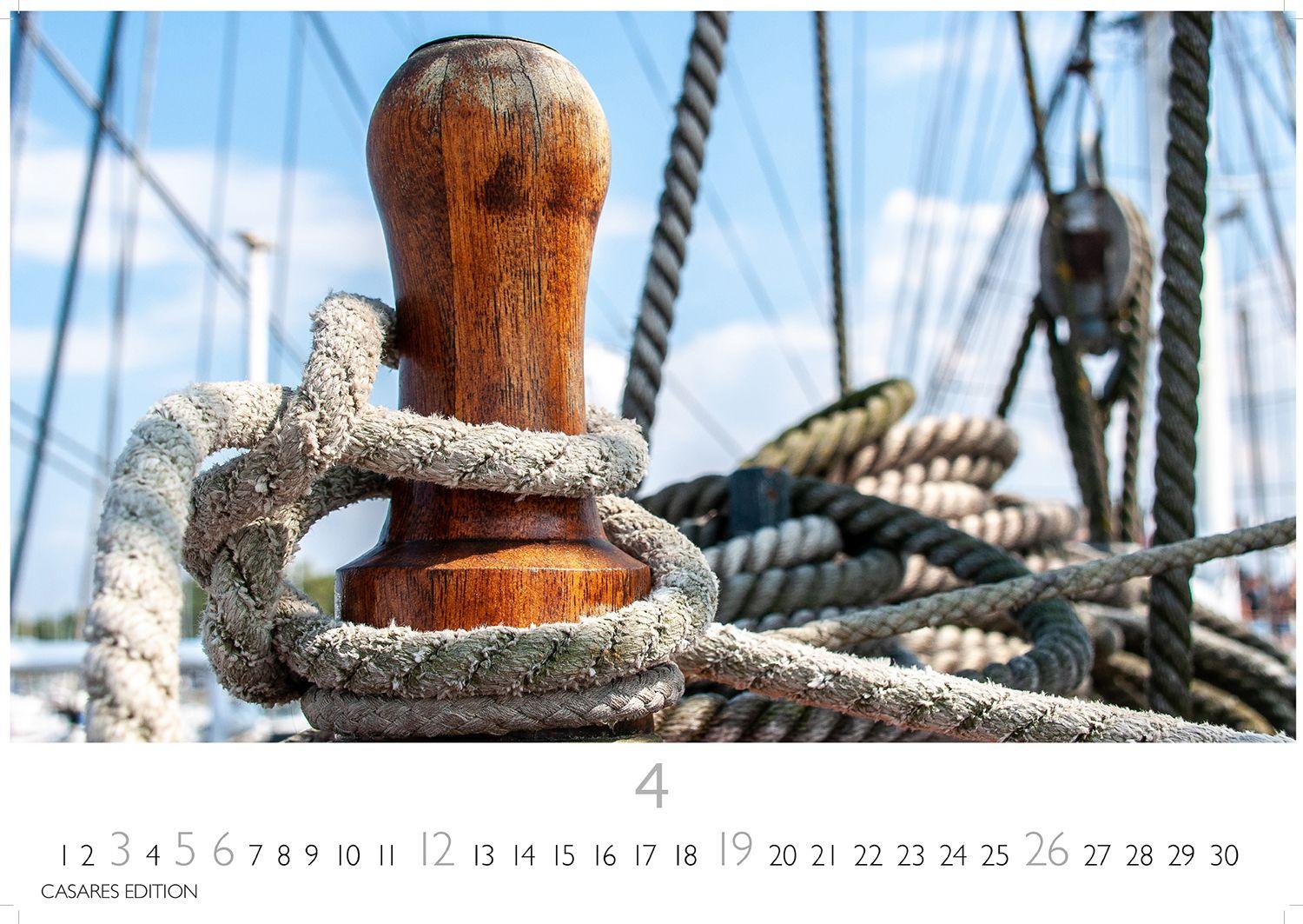 Beispielinhalt (Bild) Segeln Kalender 2026 - Wandkalender | Fotokalender Sport 35x50cm | mit beeindruckenden Segelschiffen - für alle, die das Meer, Wind und Weite lieben