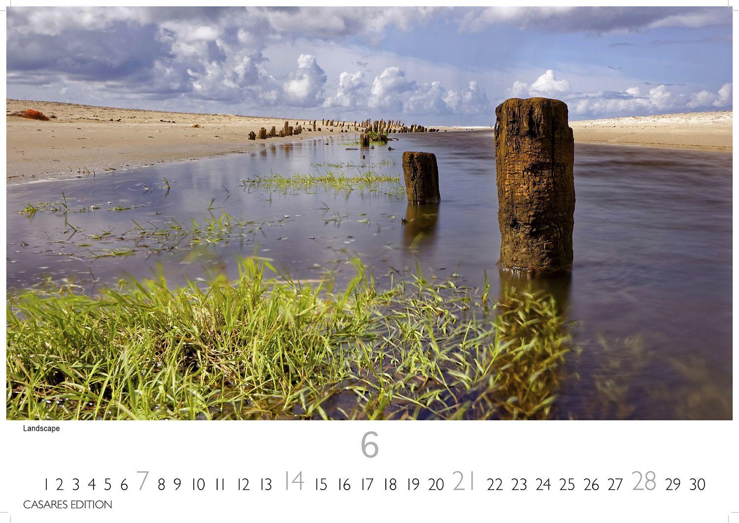 Beispielinhalt (Bild) Nordseeküste Kalender 2026 - Wandkalender | Fotokalender Deutschland 35x24cm | in 12 eindrucksvollen Bildern - Natur, Gezeiten, Strand und weite Horizonte