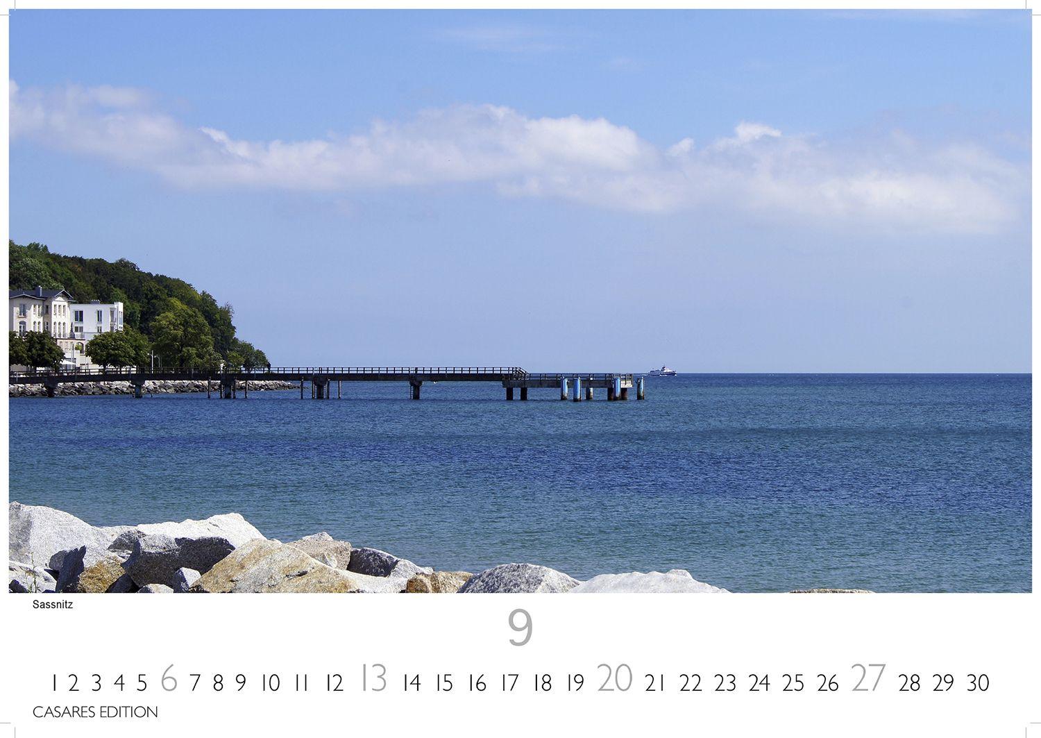 Beispielinhalt (Bild) Rügen Kalender 2026 - Wandkalender | Fotokalender Deutschland 24x35cm |mit stimmungsvollen Bildern von Kreidefelsen, Stränden, Ostseebädern und Naturparadiesen