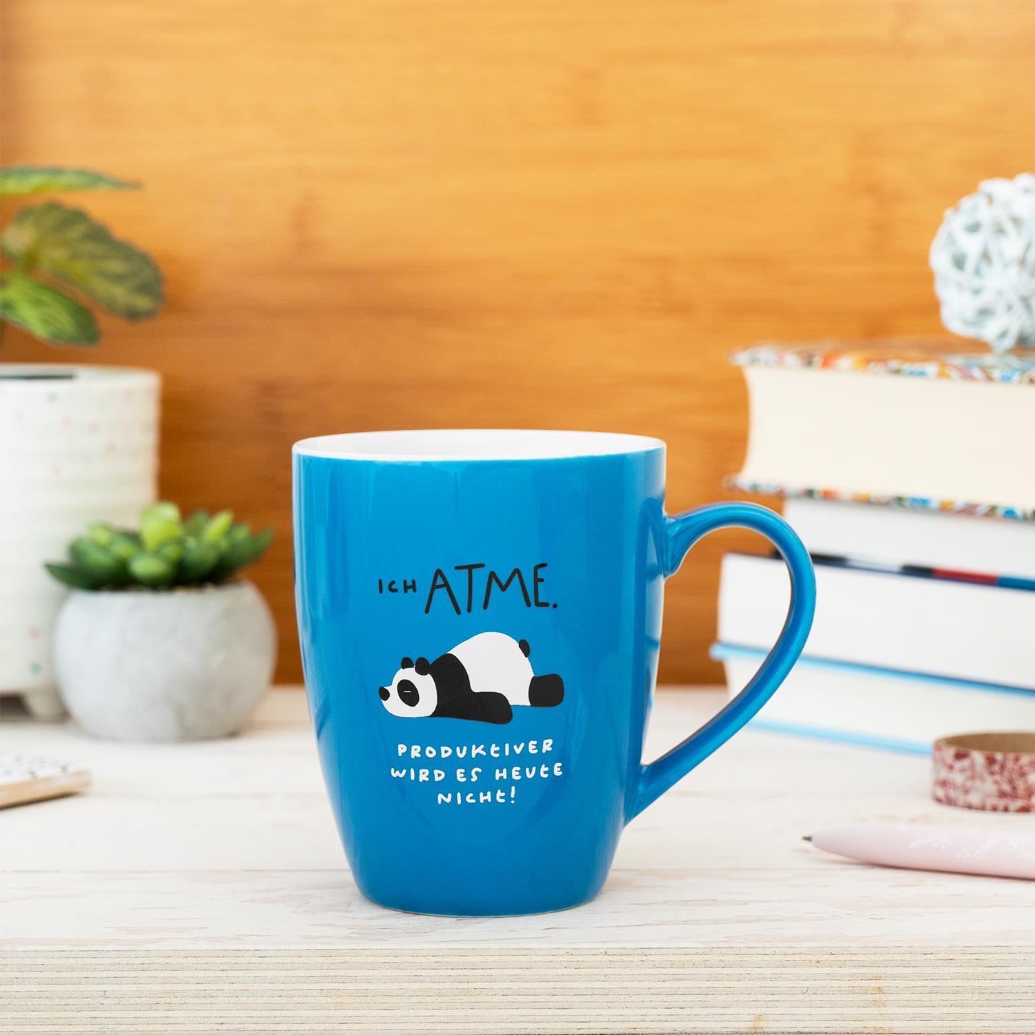 Beispielinhalt (Bild) Tasse mit Motivdruck "Ich atme. Produktiver wird es heute nicht!", mit Banderole