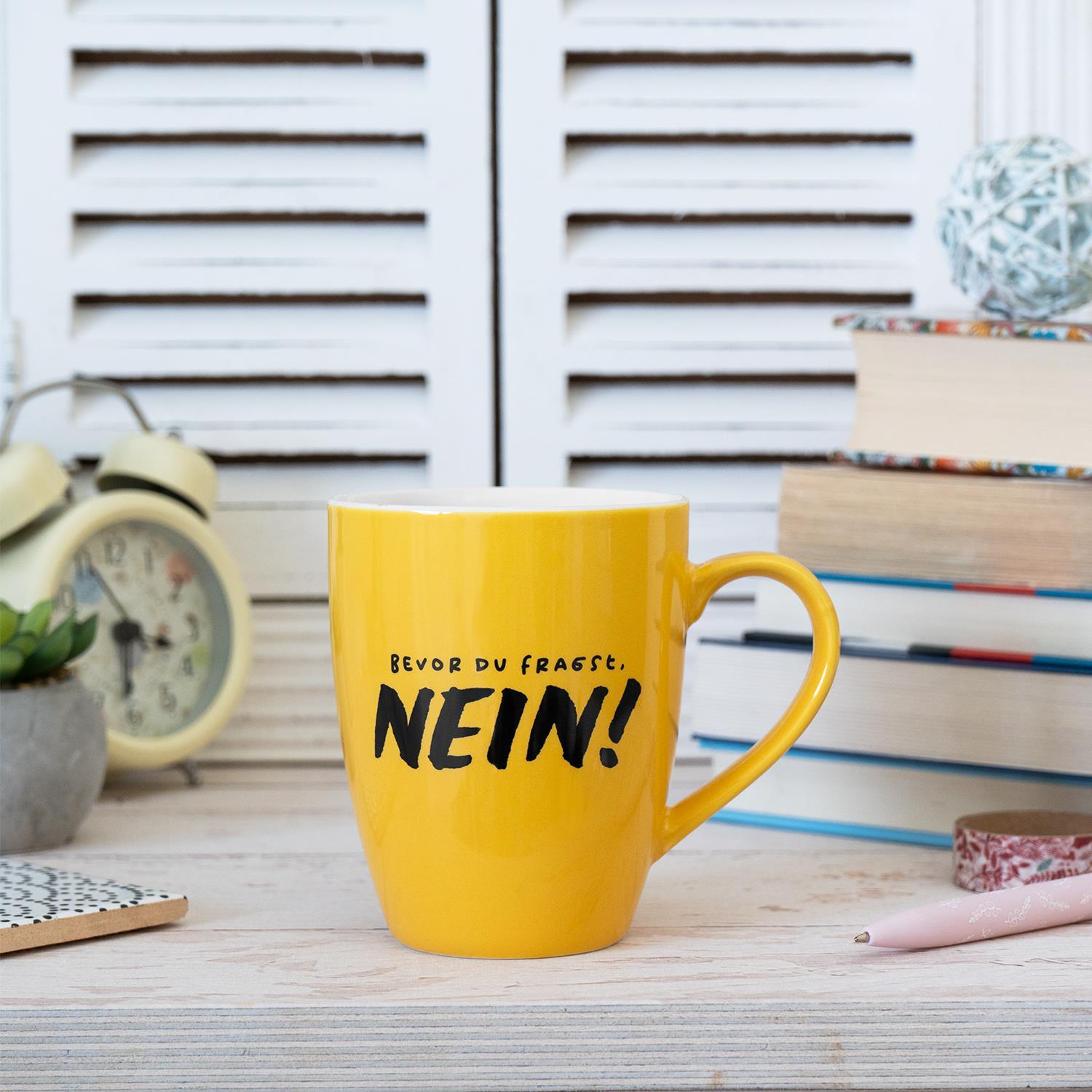 Beispielinhalt (Bild) Tasse mit Motivdruck "Bevor du fragst. NEIN!", mit Banderole