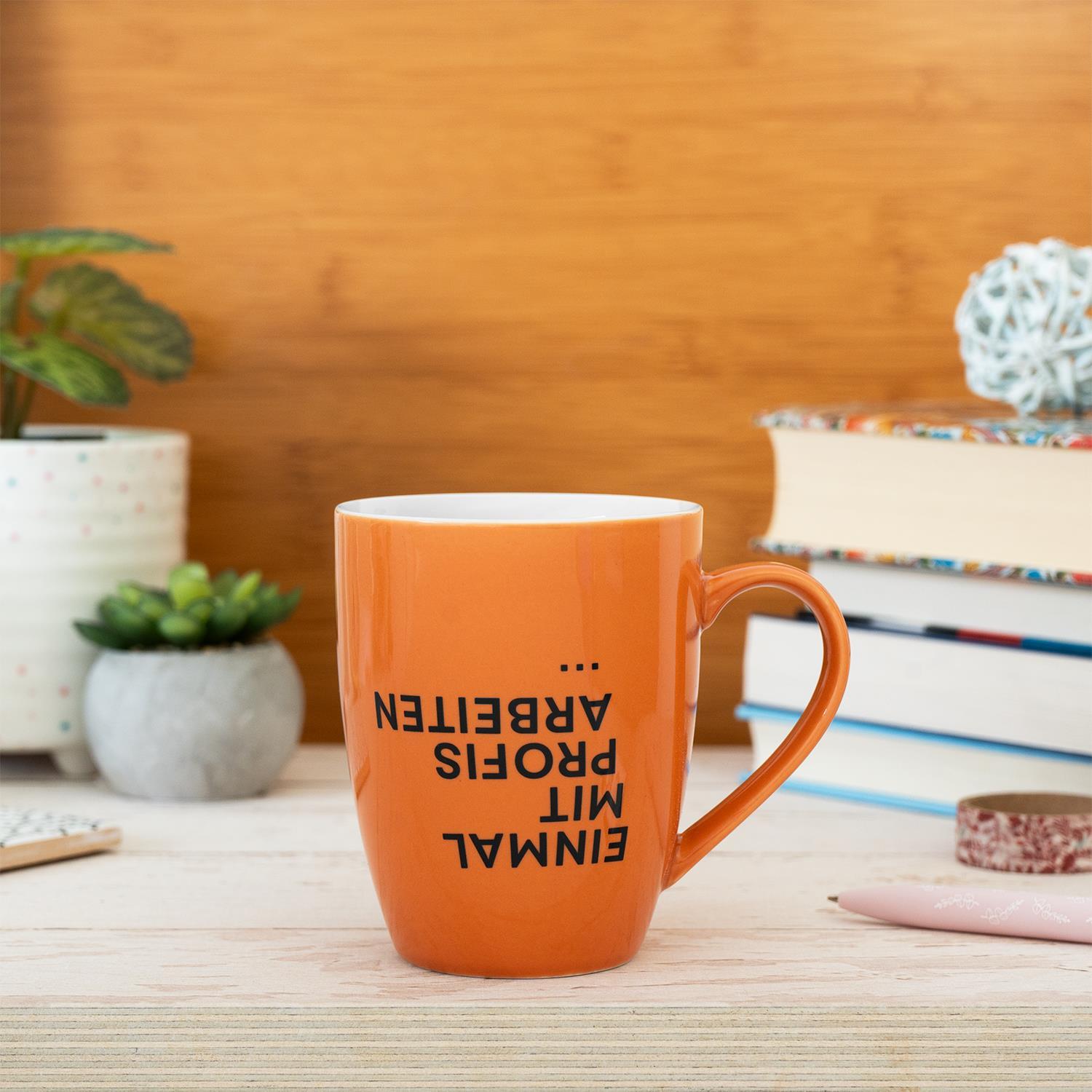 Beispielinhalt (Bild) Tasse mit Motivdruck "Einmal mit Profis arbeiten...", mit Banderole