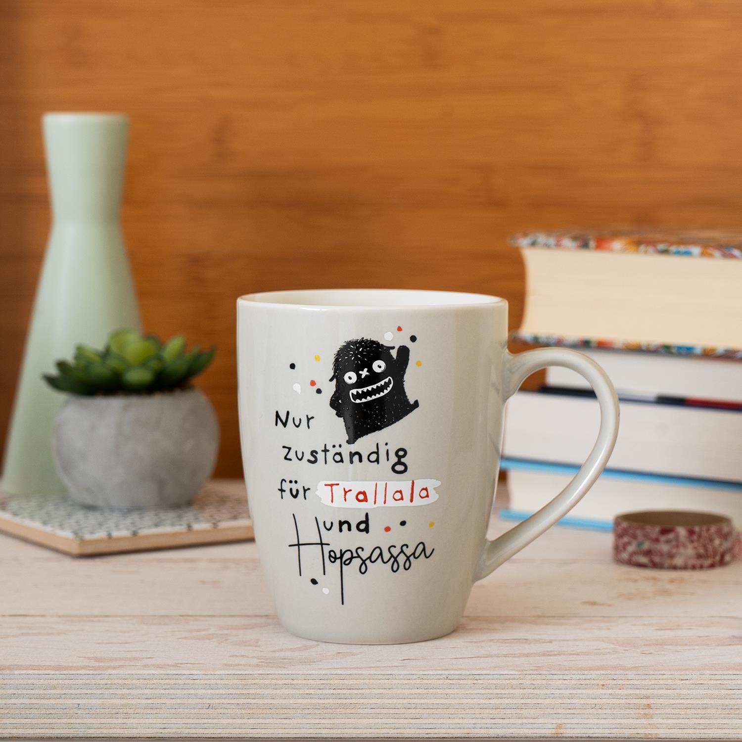 Beispielinhalt (Bild) Tasse mit Motivdruck "Nur zuständig für Trallala und Hopsassa", mit Banderole