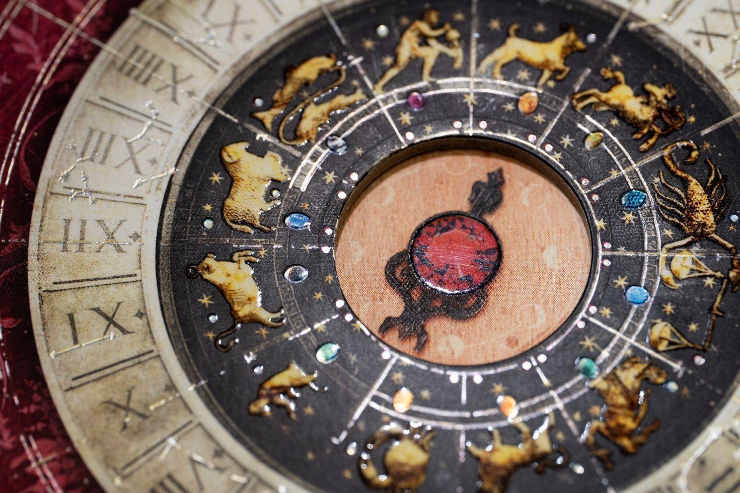 Beispielinhalt (Bild) Liebe geht durch alle Zeiten (1). Rubinrot