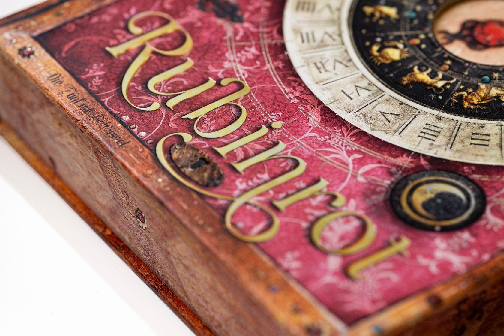 Beispielinhalt (Bild) Liebe geht durch alle Zeiten (1). Rubinrot