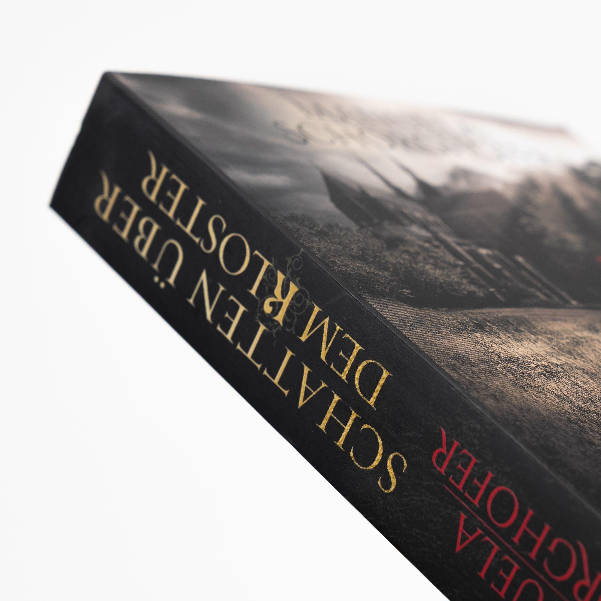 Beispielinhalt (Bild) Schatten über dem Kloster