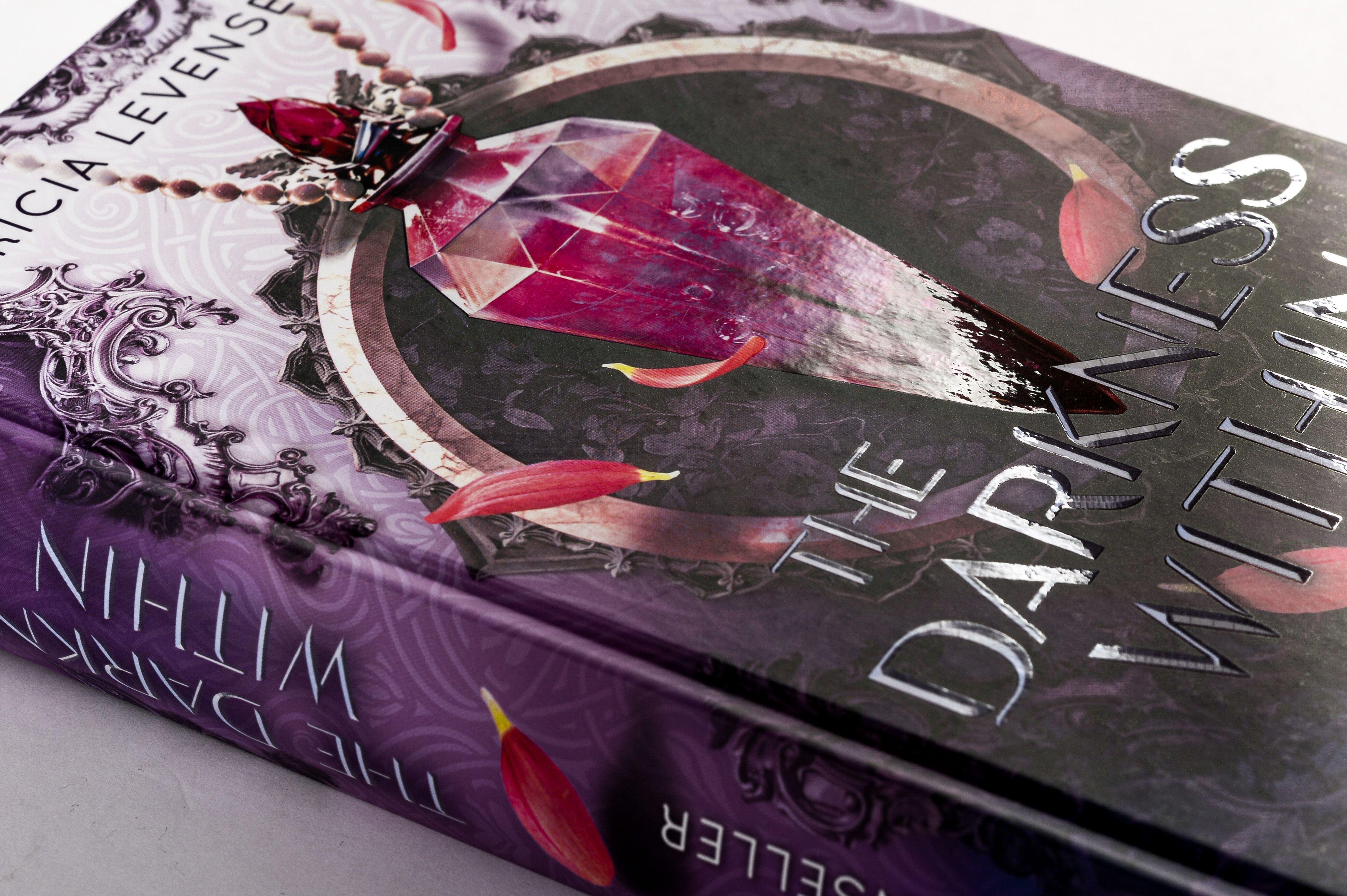 Beispielinhalt (Bild) The Darkness Within Us