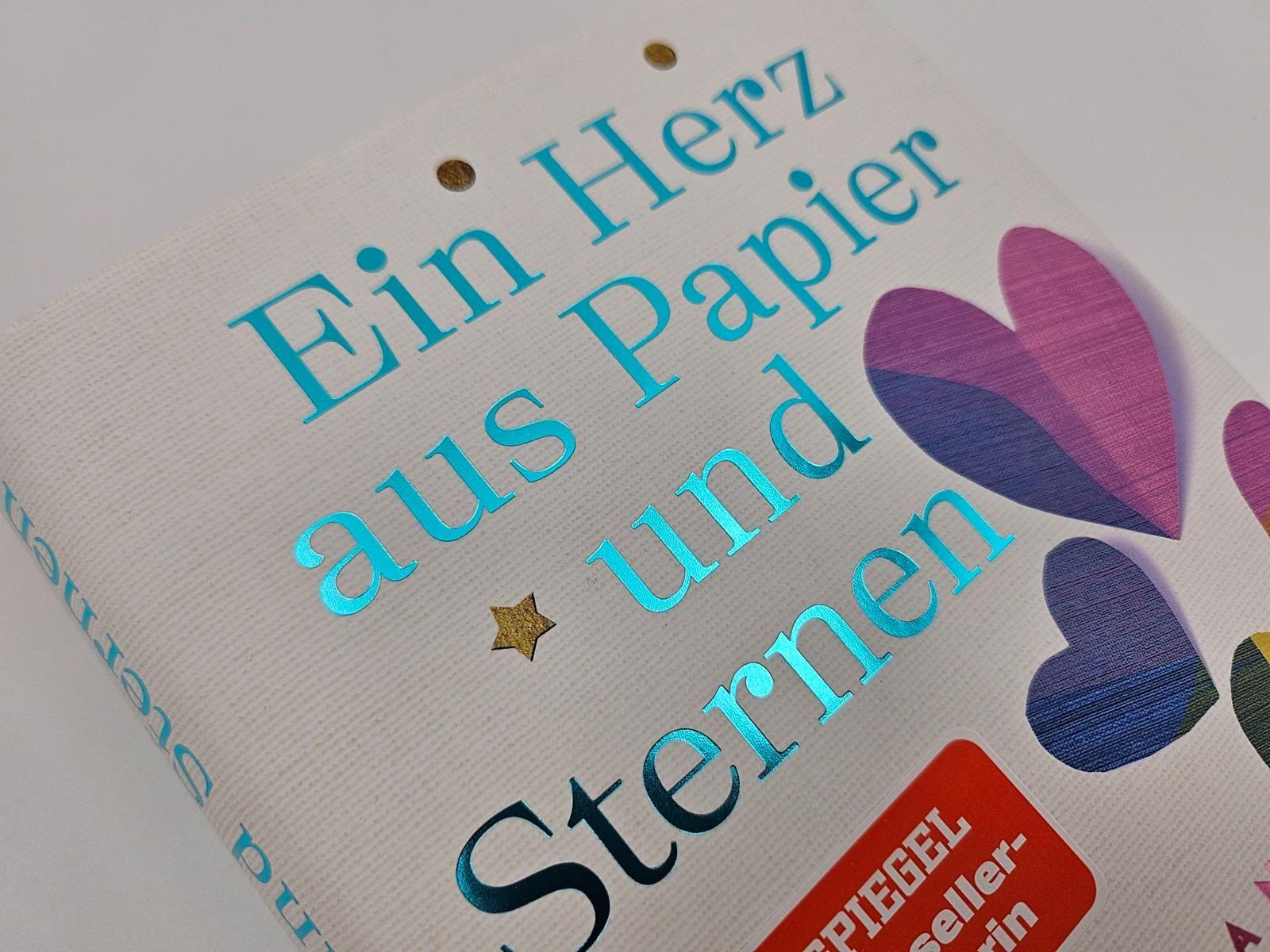 Beispielinhalt (Bild) Ein Herz aus Papier und Sternen