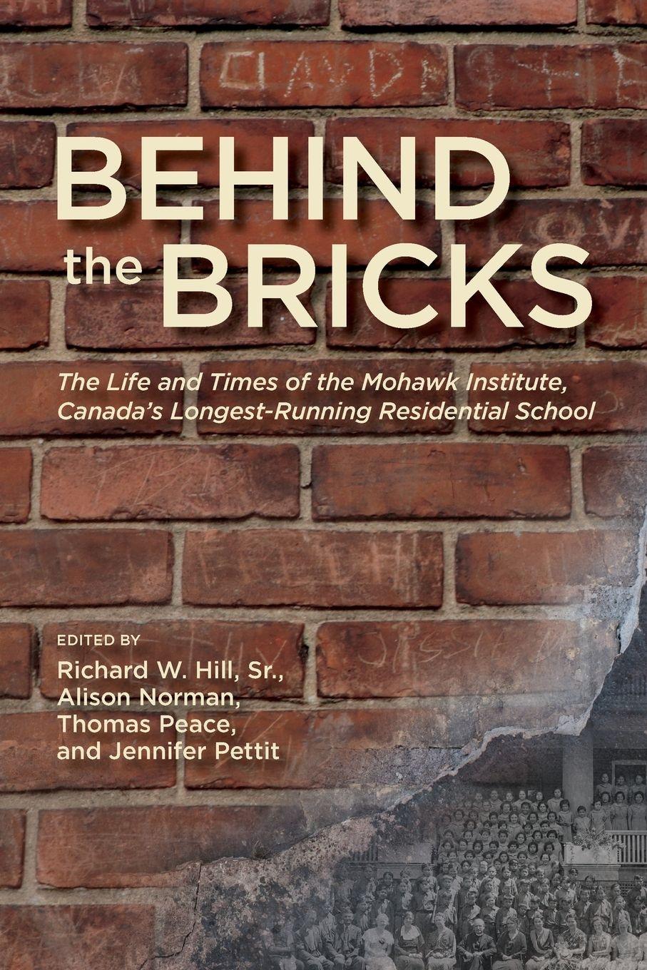 Vorderes Coverbild Behind the Bricks