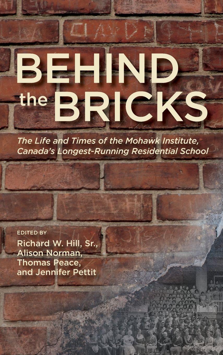 Vorderes Coverbild Behind the Bricks