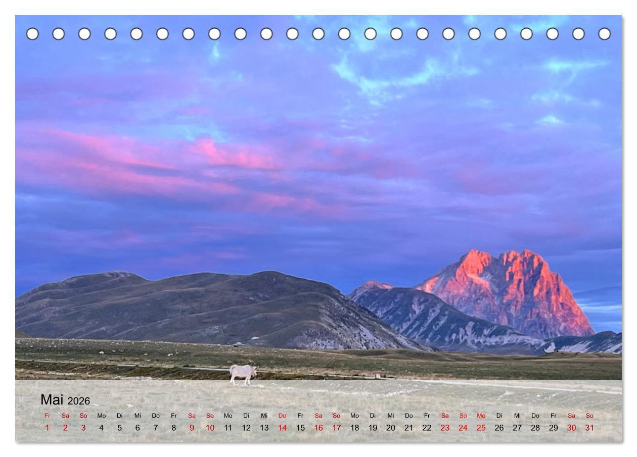 Beispielinhalt (Bild) Abruzzen - wild und romantisch (Tischkalender 2026 DIN A5 quer), CALVENDO Monatskalender