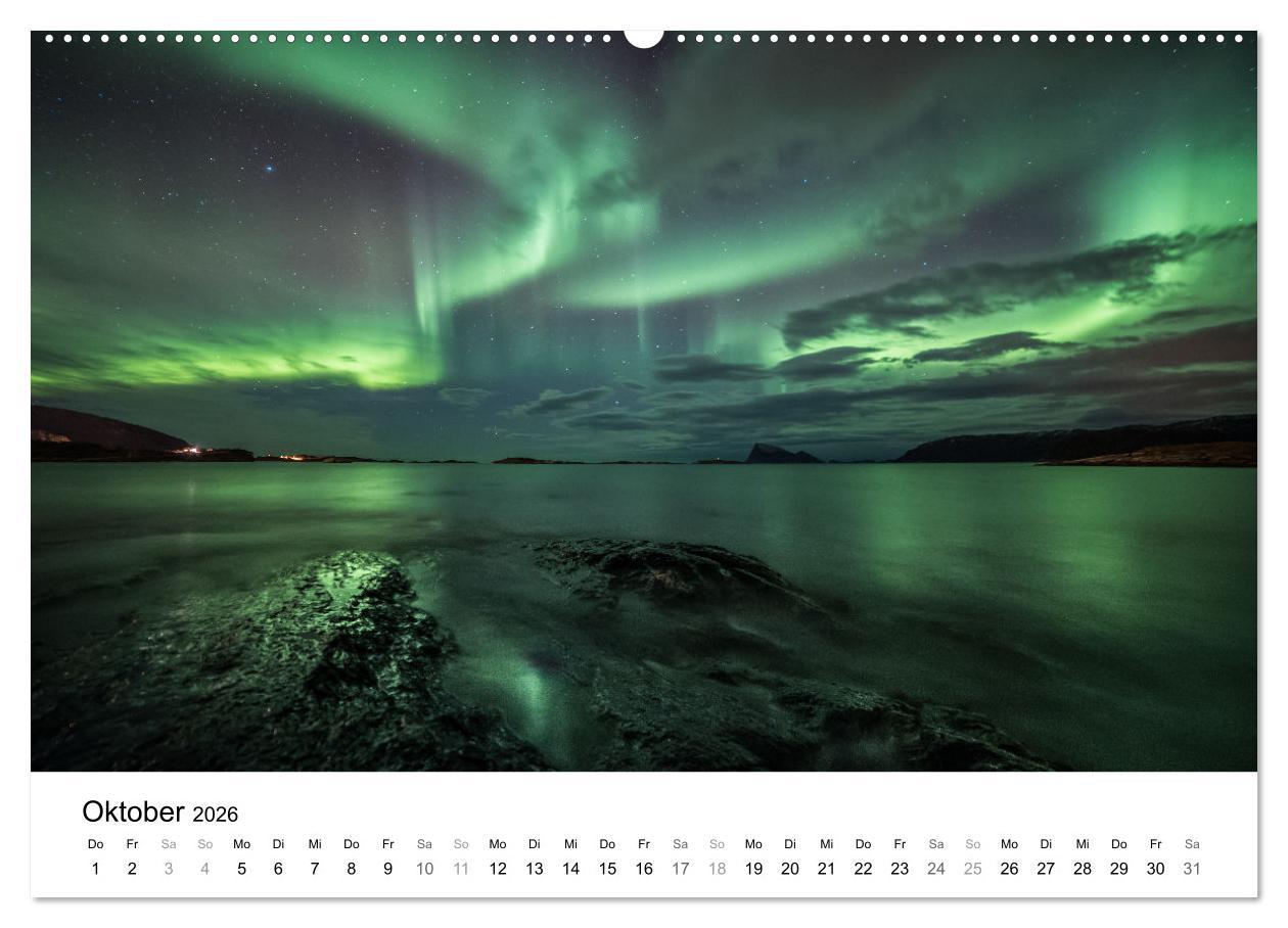 Beispielinhalt (Bild) Nordlichter - Farbenspiel am arktischen Nachthimmel (hochwertiger Premium Wandkalender 2026 DIN A2 quer), Kunstdruck in Hochglanz