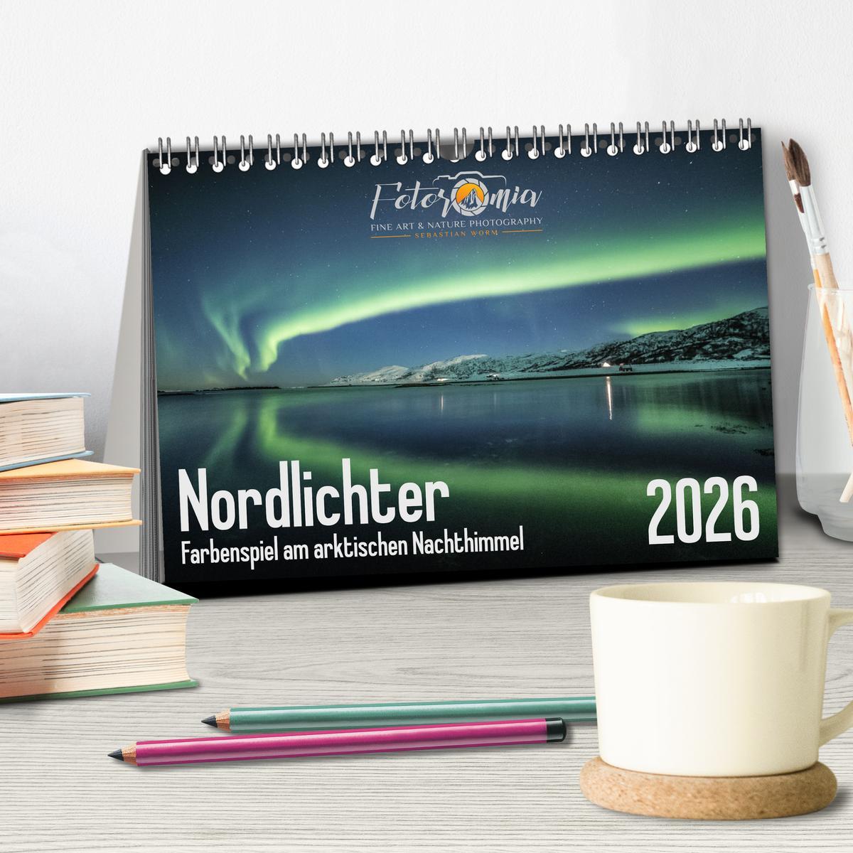 Beispielinhalt (Bild) Nordlichter - Farbenspiel am arktischen Nachthimmel (Tischkalender 2026 DIN A5 quer), CALVENDO Monatskalender