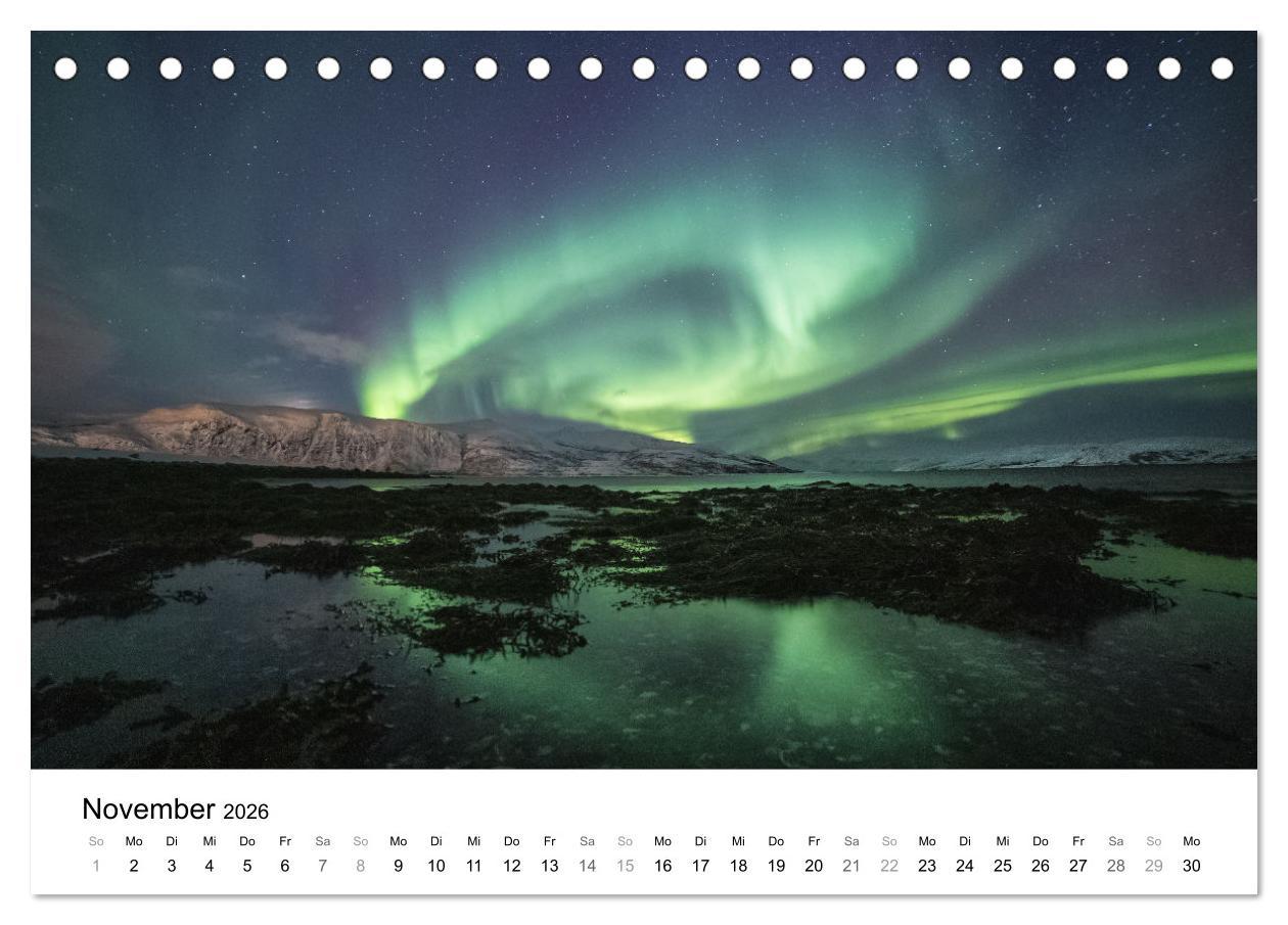 Beispielinhalt (Bild) Nordlichter - Farbenspiel am arktischen Nachthimmel (Tischkalender 2026 DIN A5 quer), CALVENDO Monatskalender