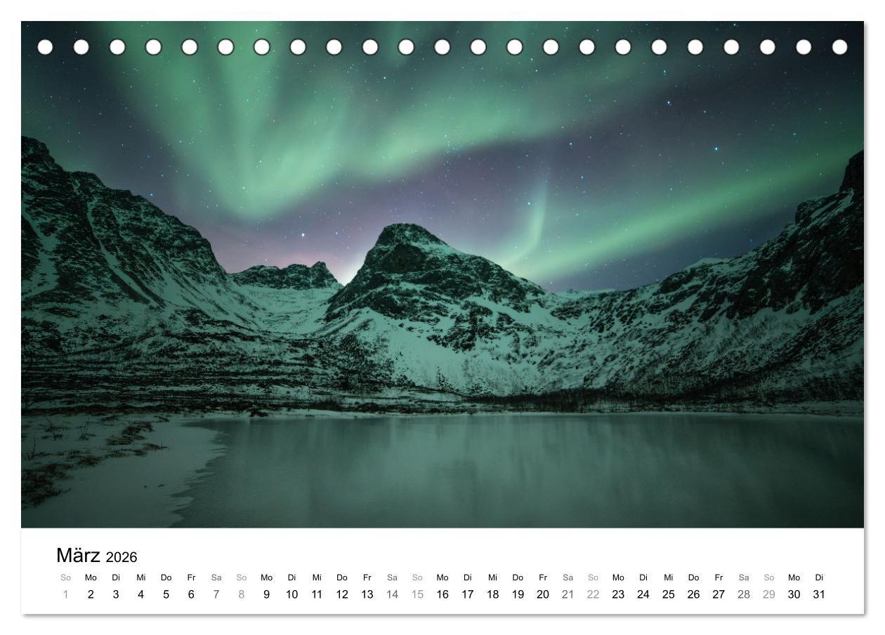 Beispielinhalt (Bild) Nordlichter - Farbenspiel am arktischen Nachthimmel (Tischkalender 2026 DIN A5 quer), CALVENDO Monatskalender